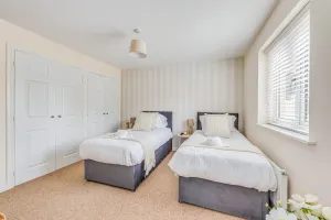 Image of Beautiful Detached House with Study Room, SmartTVs, Fast Wifi and Free Driveway Parking by Yoko Property