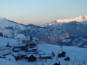 Image of 8\/10 people at the foot of the slopes