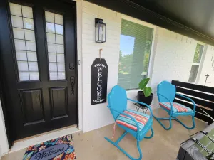 Image of Beautiful designed, King Bed. Fast WiFi mins from Central Dallas. Safe, Tranquil