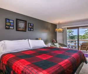 Image of Lake Minocqua 2nd floor studio with boat slip\/on snowmobile trail