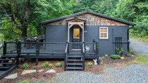 Image of Newly renovated cottage, 5 min walk to town, dogs OK, fire pit, hot tub, wi-fi
