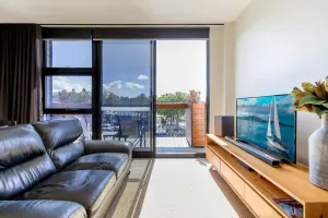 Image of Gorgeous 2-Bed Apartment By Shops and the River