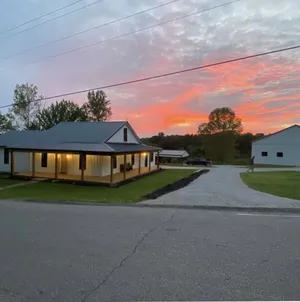 Image of Modern Farmhouse, 3 bedrooms, 2 full baths, sleeps 8