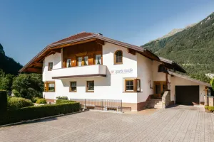 Image of Aparts Handle und Haus Bergblick