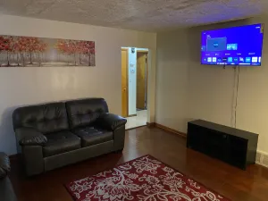 Image of Nice 3 bedrooms with Free wine , parking and Wi-Fi
