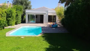 Image of Single-storey family home with swimming pool - 5 mins from beach by car