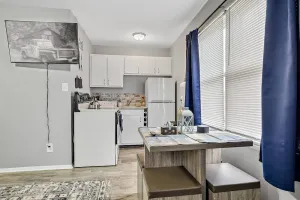 Image of Rustic Spacious Studio\/Aurora area\/Sleeps 2\/Pet Friendly\/FREE WI-FI & Parking