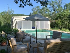 Image of Belle Cabane en Bois Avec Piscine