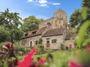 Image of Charming Riverside Cottage with Fishing & Wifi, Near Historic Sites