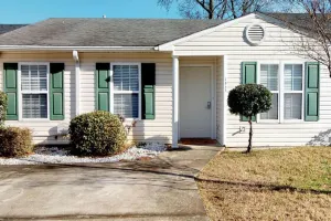 Image of Luxury condo, sleeps 6, close to shopping and entertainment, SUPER safe area