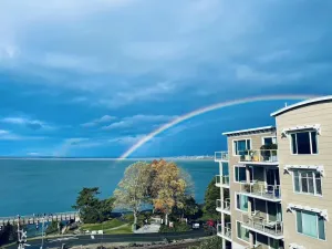 Image of Ocean Oasis! Unbeatable view, top-floor apartment above Boulevard Park!