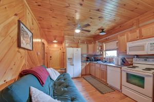 Image of Pet-Friendly Cabin w\/ Hot Tub in Daniel Boone NF