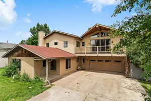 Image of Apres’ Ski here. Location,location. Spacious,clean,well appointed home. Hot tub.