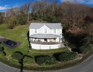 Image of The Dragon's Den 5 bedroom house 1 mile to Main St