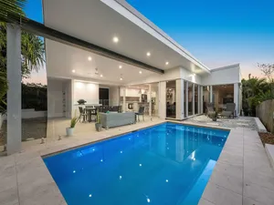 Image of 3 Minute Walk: cafes, brewery, park, beach, pool, a\/c, pets. Moffat Beach House