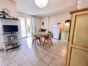 Image of Sainte-Maxime : T2 calme avec piscine, terrasse, proche plages et commerces - FR-1-226-552