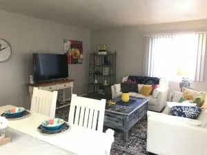 Image of Close to Downtown.  5 min to Airport.  Large 1 Bedroom private condo
