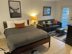 Image of Two minutes from the airport & ten minute uber to downtown!