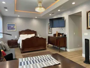 Image of Luxury Spacious Studio in Woodside Plaza