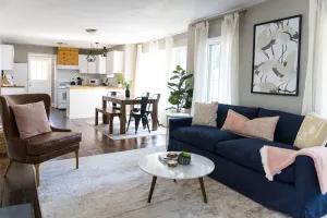Image of The Coliseum Cottage. 1 King\/ 2 Queen Beds. Close to coliseum and colleges.