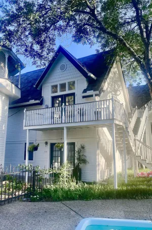 Image of Comfy 2bedroom\/1 bath apt, with a pool, large patio, near downtown Weatherford.