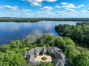 Image of Mansion on Lake Tainter. Sleeps 20-28 guests. Jacuzzi tub,private en-suite rooms
