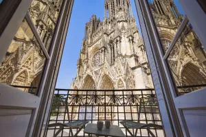 Image of Au pied de la Cathédrale #vuemagique