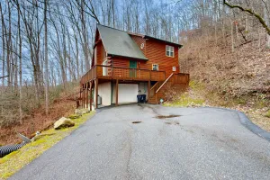 Image of Luxurious cabin w\/private hot tub, firepit and great views - dogs allowed
