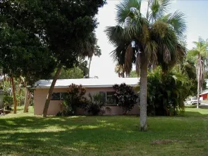 Image of CHARMING VINTAGE-RETRO FLORIDA COTTAGE...CAREFREE 'BEACH BLANKET BUNGALOW'