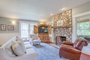 Image of Aesthetically Pleasing Home Close to Gearhart and Pacific Way Bakery