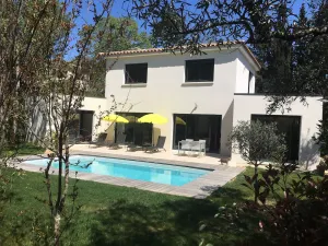 Image of Superbe Villa Contemporaine Avec Piscine au Calme, Centre Villeneuve les Avignon