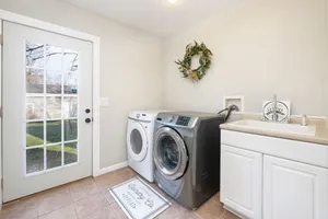 Image of Large 4 Bedroom Home Close to Airport and IX Center
