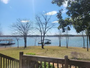 Image of 4-928L Hartwell Marina Vista - Pets welcome - WIFI - Level LAKEFRONT Lot