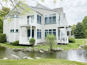 Image of Updated Main Floor Condo at Pool and Beach