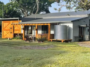 Image of Stylish 2 bedroom Guesthouse - 1 minute from the beach.