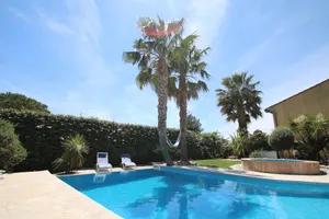 Image of Beautiful villa with garden, swimming pool and jacuzzi close to all amenities