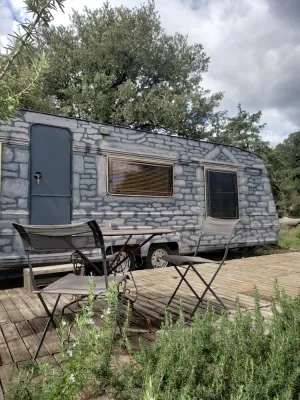 Image of Seul Dans la Nature Sans Voisin, Caravane Tout Confort