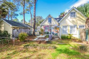 Image of Rose's Folie c1939! Charming unique North End Cottage, fenced yard for pets!