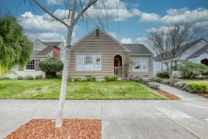 Image of Inviting and well-equipped house w\/enclosed yard and near the ocean