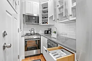 Image of Chic & Updated Studio Apt in East Lakeview - Barry S1