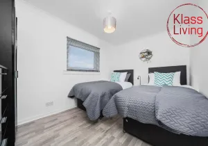 Image of Spacious 3 bedroom maisonette property with pool table.