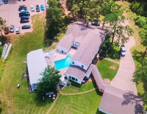 Image of Sleps 24 Destination Venue, Pool, Spa, Lake, Pet Friendly, KING & QUEEN Beds