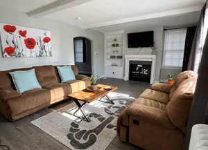 Image of Cozy Updated Cottage Style Home near Historic distric in Middletown