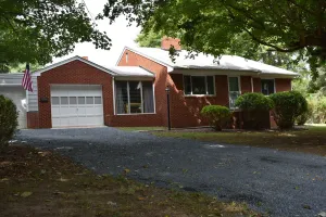 Image of Zoo House just minutes to Zoo, Pottery, walking distance to Zoo City Sportsplex