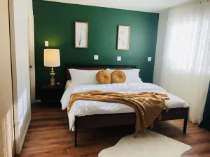 Image of Luxury Guest Suite - Close to lake, beach, and DTs
