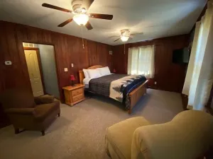 Image of Welcoming king bed studio suite with split bathroom. Close to hiking trails, ski resorts and family parks!