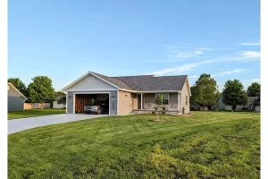 Image of HARVEST COTTAGE Cozy home for family memories in a small town..