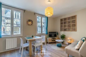 Image of Emeraude Cozy Nest 3 Heart of Historic District 2 guests