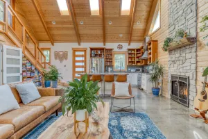 Image of Boutique Cabin. Beautiful. Luxurious. Hot Tub. Path to Beach.
