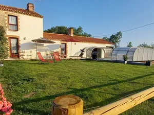 Image of Gîte rénové avec piscine chauffée et jardin clos, à proximité des plages et de la campagne bio. - FR-1-426-531